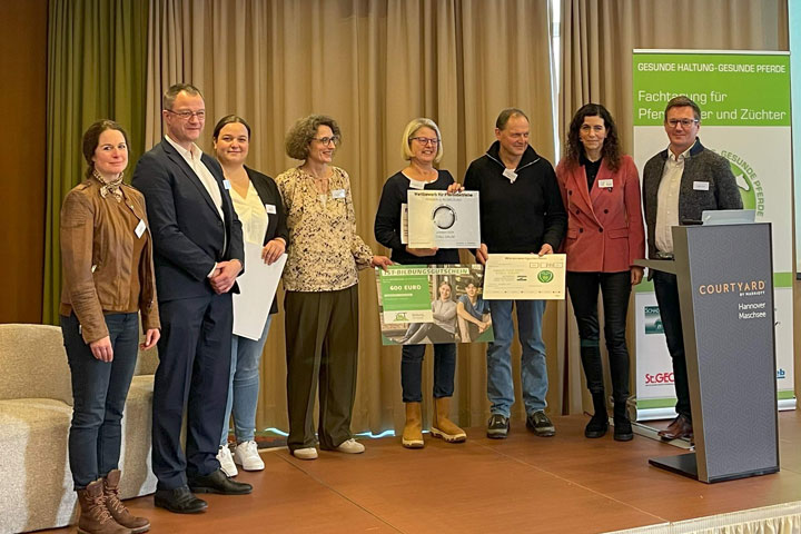 Stall Gause: Petra Mehn (Jury), Torsten Landschütz (R+V Versicherungen), Michelle Klaus (Olimond BB), Mareike Petersen (IST Studieninstitut), Sabine Svanstroem-Gause, Fr.-W. Gause (Stall Gause), Dr. Christa Finkler-Schade (Schade & Partner), Dr. Marc Lämmer (Jury)(v.l.n.r.)