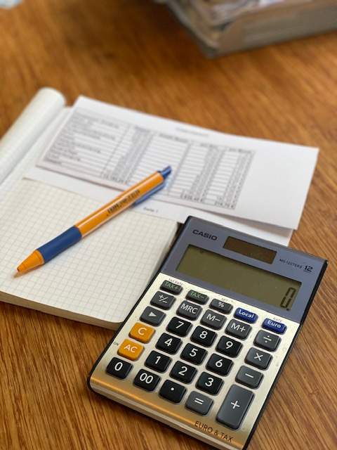 Block, Stift und Taschenrechner symbolisch für das Seminar - Betriebswirtschaftliche Optimierung von Pferdebetrieben